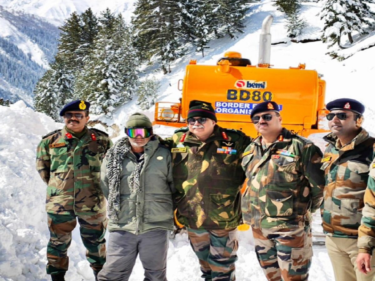 श्रीनगर-कारगिल-लेह हाईवे से बर्फ हटाने में एक दिव्‍यांग करता है बीआरओ को गाइड, जानें कौन है वो?