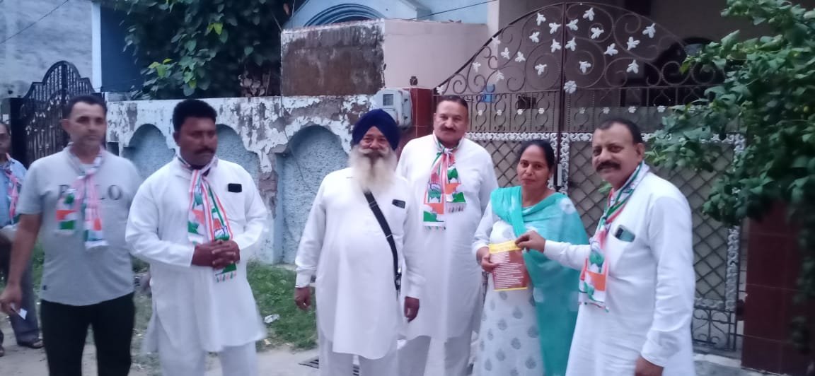 ਜਲੰਧਰ ਜ਼ਿਮਨੀ ਚੋਣ ਨੂੰ ਲੈ ਕੇ ਕਾਂਗਰਸੀ ਉਮੀਦਵਾਰ ਪ੍ਰੋ: ਕਰਮਜੀਤ ਕੌਰ ਚੌਧਰੀ ਜੀ ਦੇ ਹੱਕ ਵਿਚ ਜਲੰਧਰ ਪੱਛਮੀ ਦੇ  ਵਾਰਡ ਨੰਬਰ 75 ਤੋਂ ਕੌਂਸਲਰ ਪਤੀ ਬਲਬੀਰ ਬੀਰਾ ਨੇ ਕੀਤਾ ਡੋਰ ਟੁ ਡੋਰ