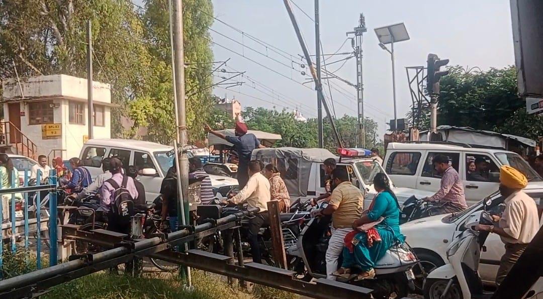 ਗੁਰਾਇਆ ਰੇਲਵੇ ਫਾਟਕ  'ਤੇ  ਕਾਂਗਰਸ ਪਾਰਟੀ ਦੇ ਨੇਤਾਵਾਂ ਦਾ ਕਾਫਲਾ ਫਸਿਆ