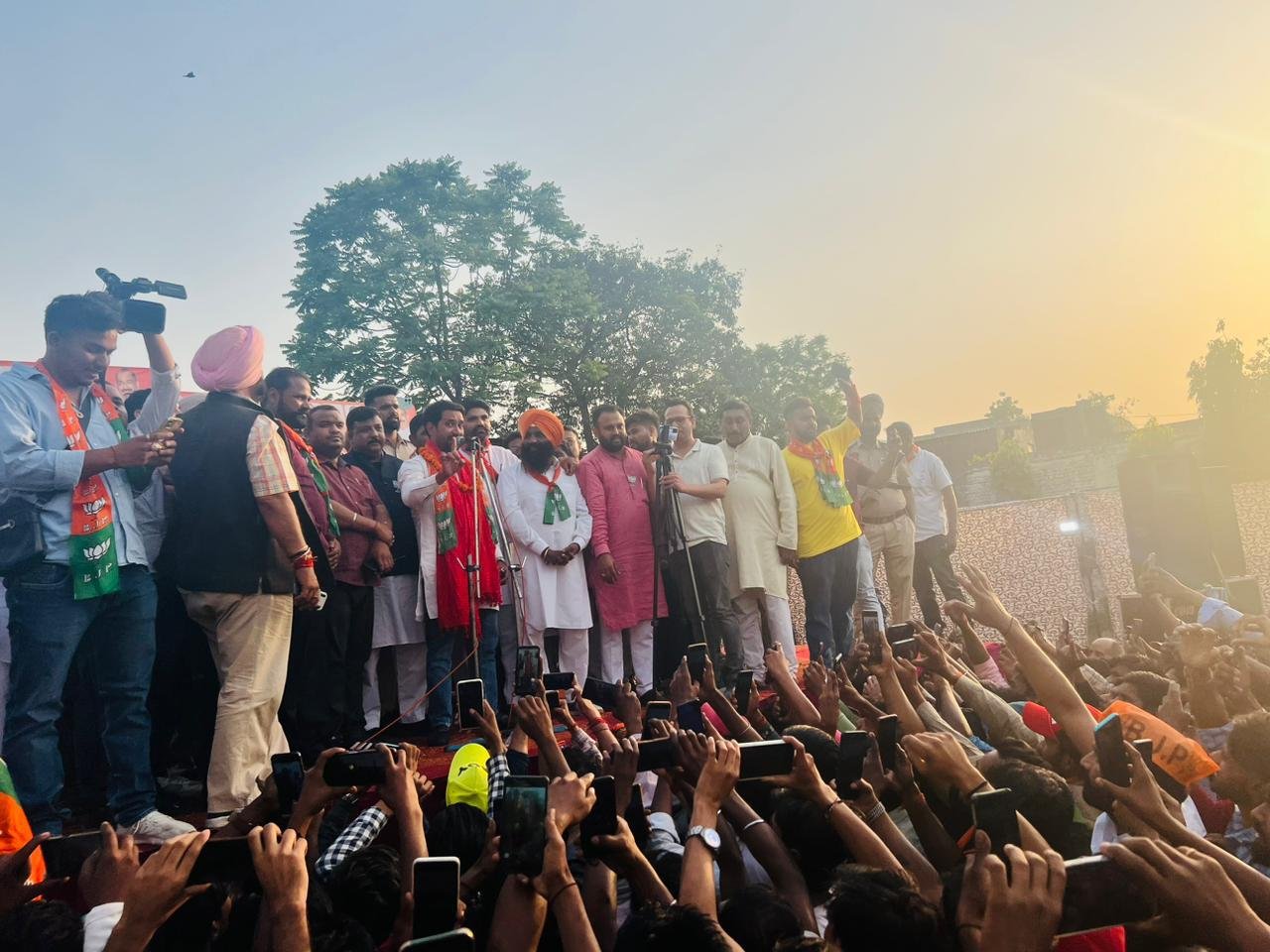 वेस्ट मे भोजपुरी गायक दिनेश यादव नीरहुआ भाजपा सांसद की जनसभा बनी रैली