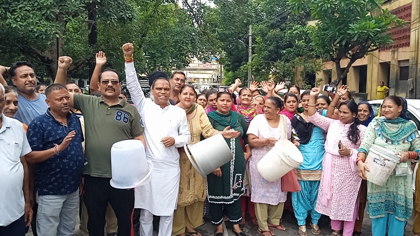 पूर्व पार्षद जगदीश समराय की अध्यक्षता में आज नगर निगम के कार्यालय में धरना प्रदर्शन किया गया