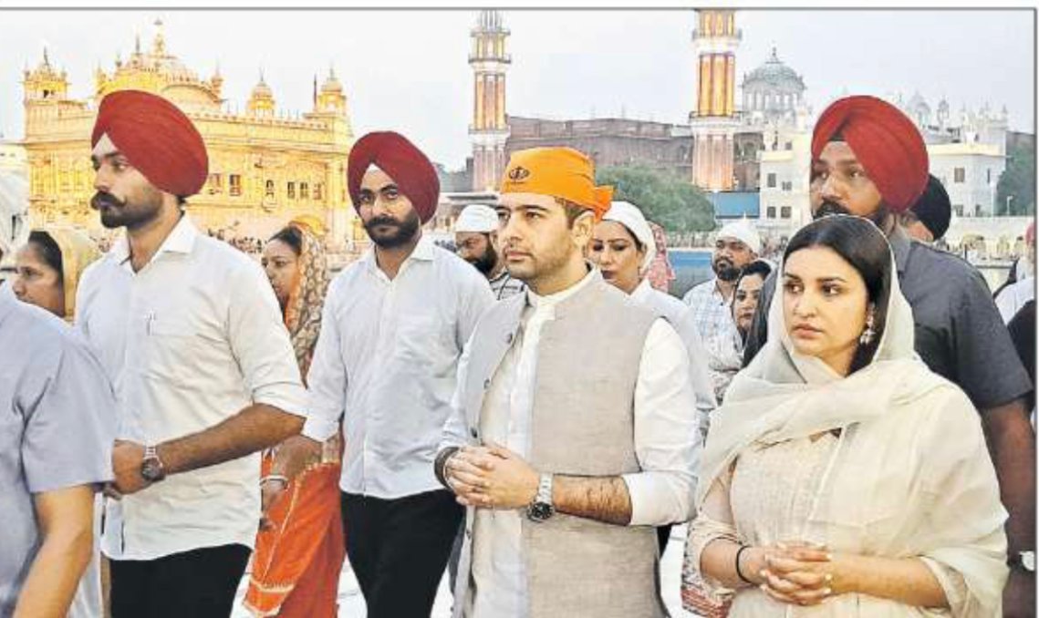 आप सांसद राघव चड्ढा ने पत्नी संग श्री हरिमांदिर साहिब में माथा टेका