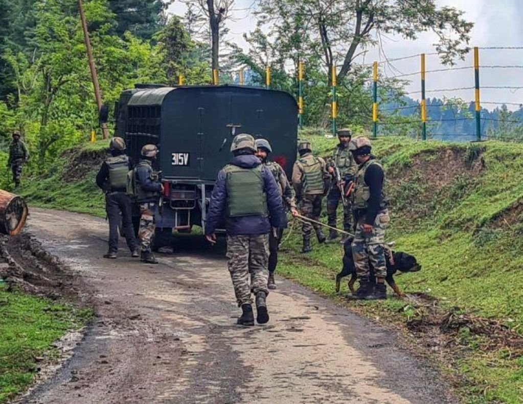 कश्मीर में नाकाबधारी आतंकियों ने 3 लोगों को मारी गोलियां ।