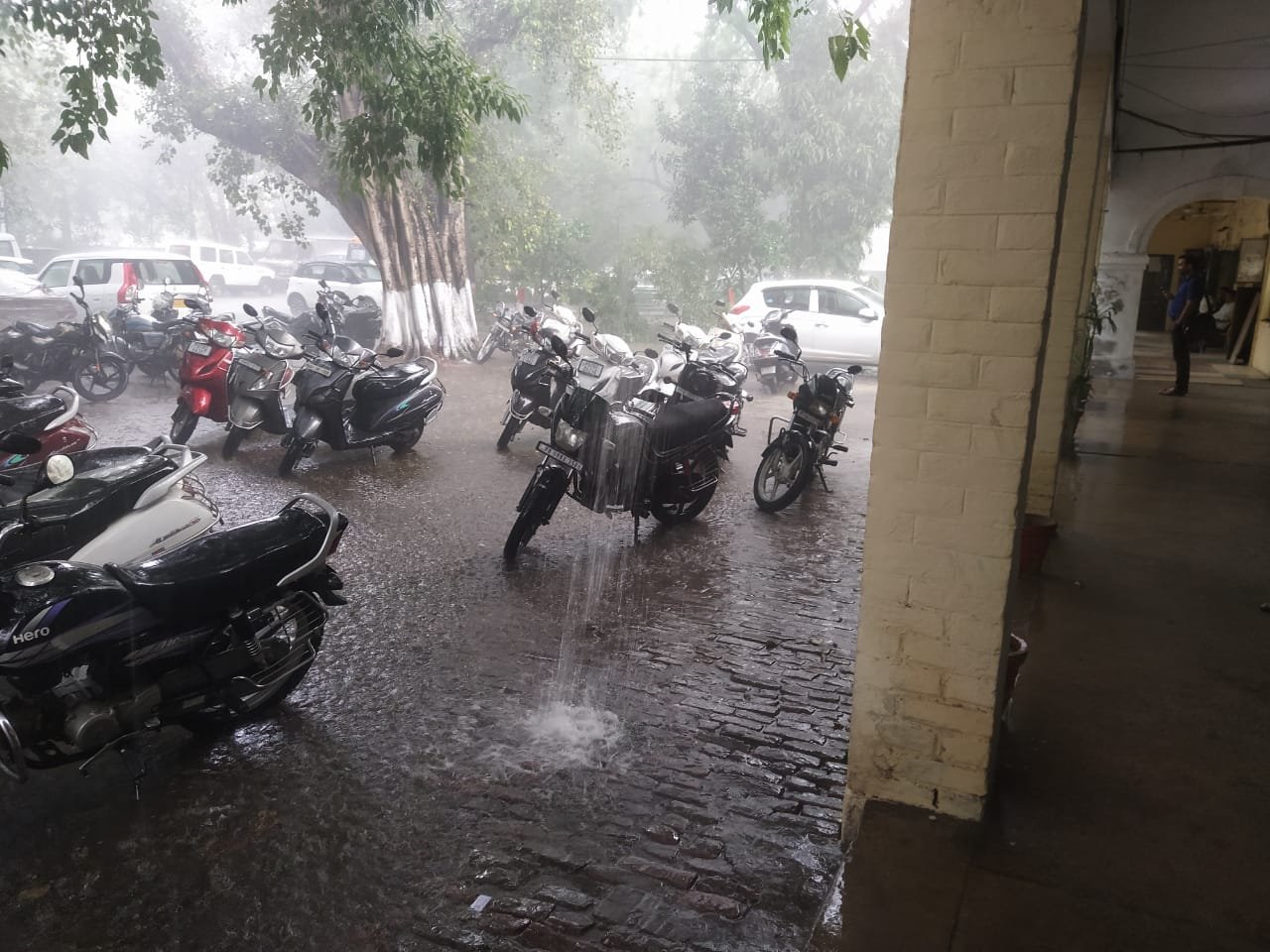  ਕਰੀਬ ਸ਼ੁਰੂ ਹੋਈ ਕਿਣਮਿਣ ਨੇ ਧਾਰਿਆ ਮੂਸਲਾਧਾਰ ਮੀਂਹ ਦਾ ਰੂਪ