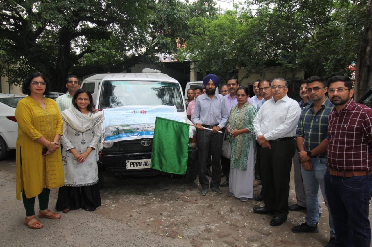 सिविल सर्जन ने बाढ़ प्रभावित क्षेत्रों में स्वास्थ्य सेवाओं संबंधी लोगों को जागरूक करने के लिए वैन रवाना की