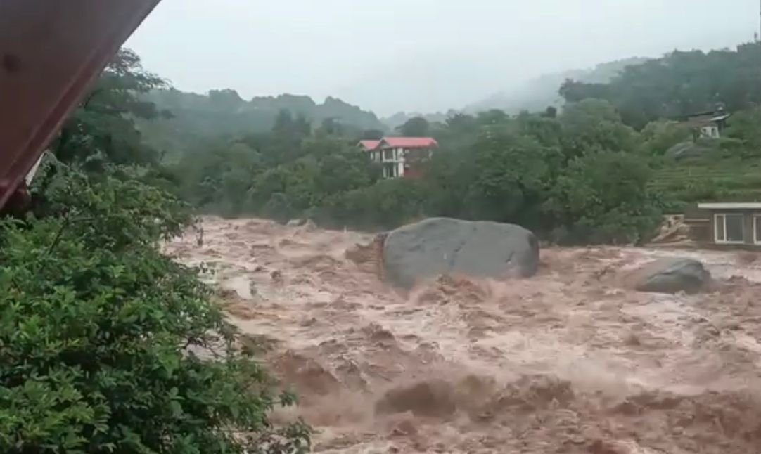  ਮਾਨਸੂਨ ਦੌਰਾਨ ਪੂਰੇ ਉੱਤਰ ਭਾਰਤ 'ਚ ਭਾਰੀ ਮੀਂਹ ਕਾਰਣ ਤਬਾਹੀ ਦਾ ਮੰਜ਼ਰ ਦੇਖਣ ਨੂੰ ਮਿਲ ਰਿਹਾ 