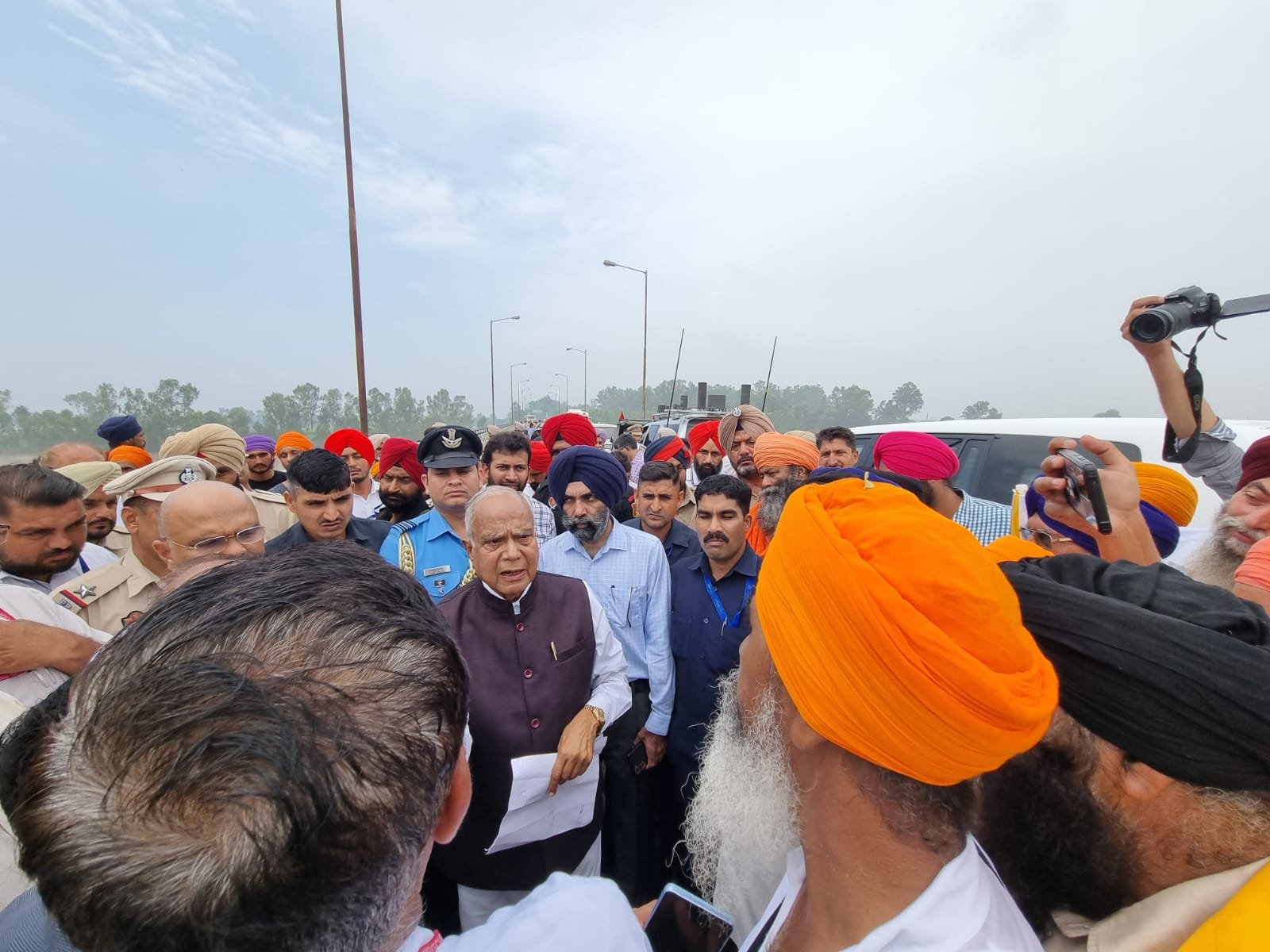 ਰਾਜਪਾਲ ਬਨਵਾਰੀ ਲਾਲ ਲੋਹੀਆਂ ਹੜ ਪ੍ਭਾਵਿਤ ਪਿੰਡਾਂ ਦਾ ਜਾਇਜਾ 