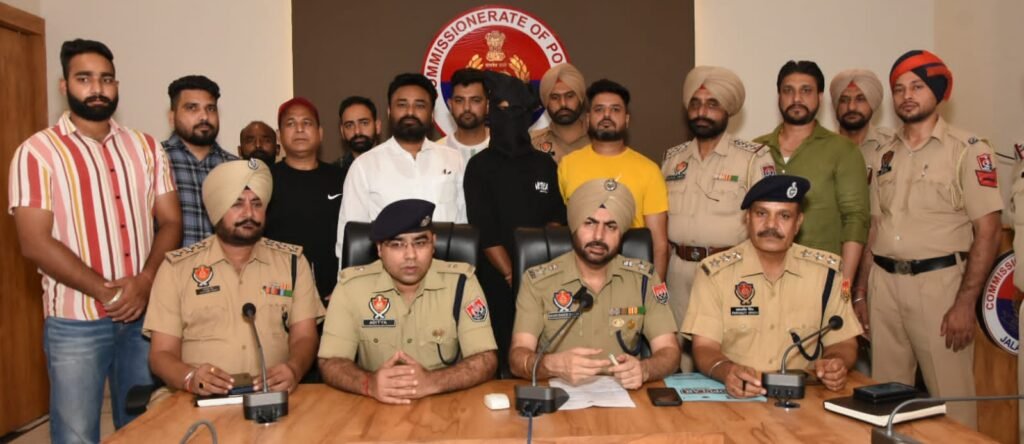 जालंधर के मॉडल टाउन में गन पॉइंट पर कार लूटने वाले मुख्य आरोपी लूटी हुई कार समेत गिरफ्तार, अन्य तीन फरार