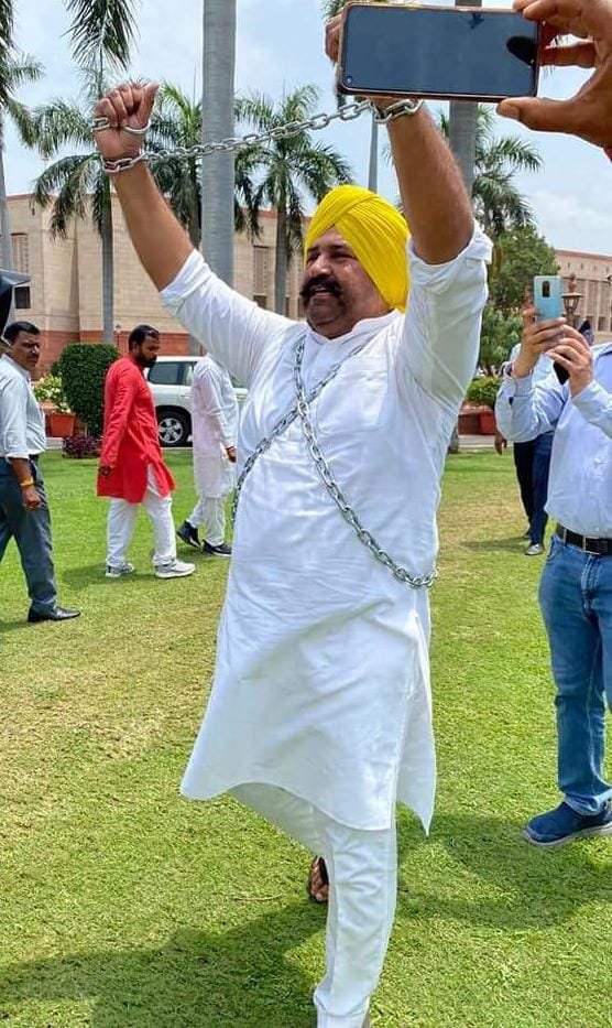 ਸਾਂਸਦ ਸ਼ੁਸ਼ੀਲ ਰਿੰਕੁ ਨੇ ਜ਼ੰਜੀਰਾਂ ਪਾ ਕੇ ਸੰਸਦ ਦੇ ਬਾਹਰ ਪ੍ਰਦਰਸ਼ਨ