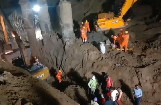 80 फीट गहरे बोरवेल में फंसे इंजीनियर का रेस्क्यू जारी, NDRF की टीमें तैनात