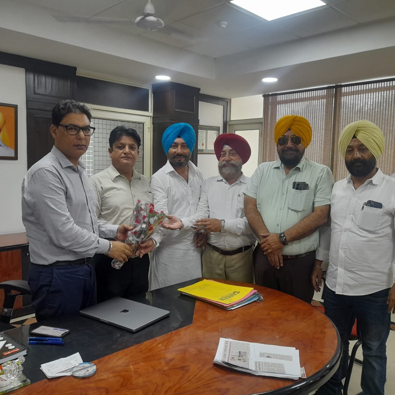 Group of Ex councillor meet corporation Commissioner 