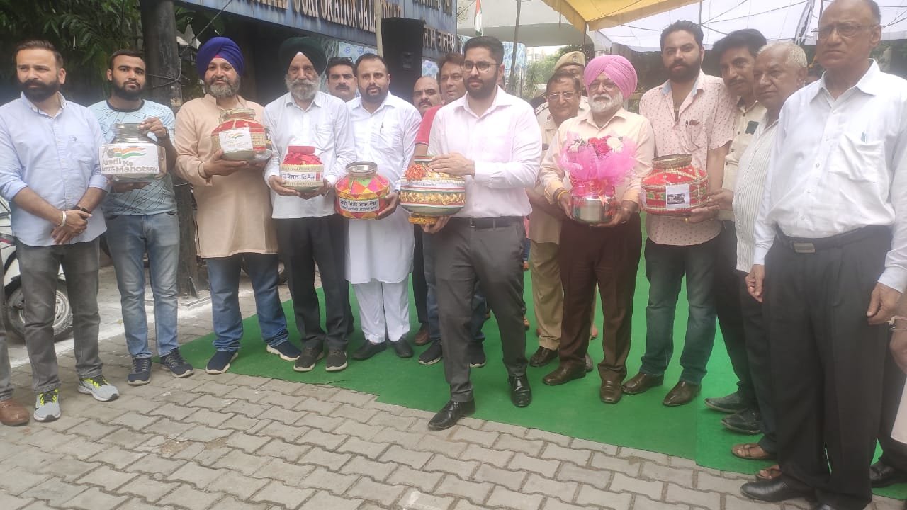 *नगर निगम के मेरी माटी मेरा देश कार्यक्रम में पौधारोपण कर अलग-अलग गाँवो की मिट्टी वाले कलशो की परिक्रमा करवाई*