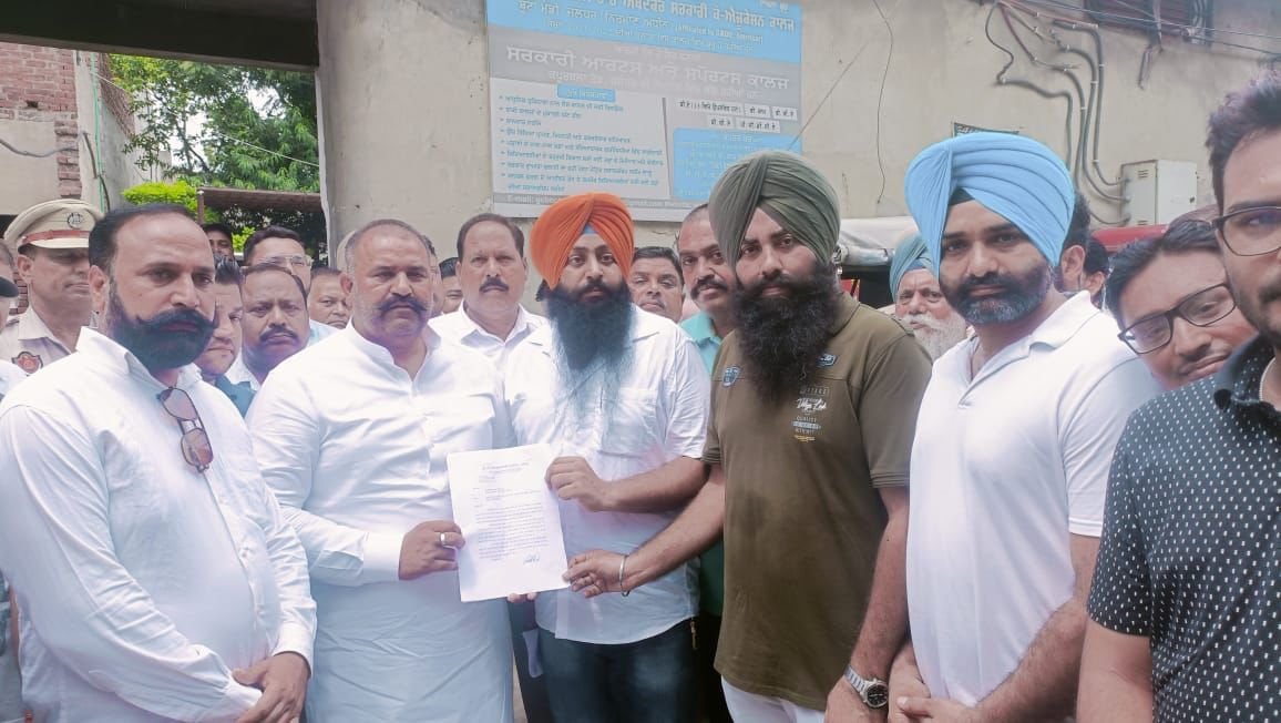 ਪ੍ਰਧਾਨ ਮੰਤਰੀ ਦੇ ਨਾਮ ਦਿੱਤਾ ਐਮ. ਪੀ ਰਿੰਕੂ ਨੂੰ ਮੰਗ ਪੱਤਰ 