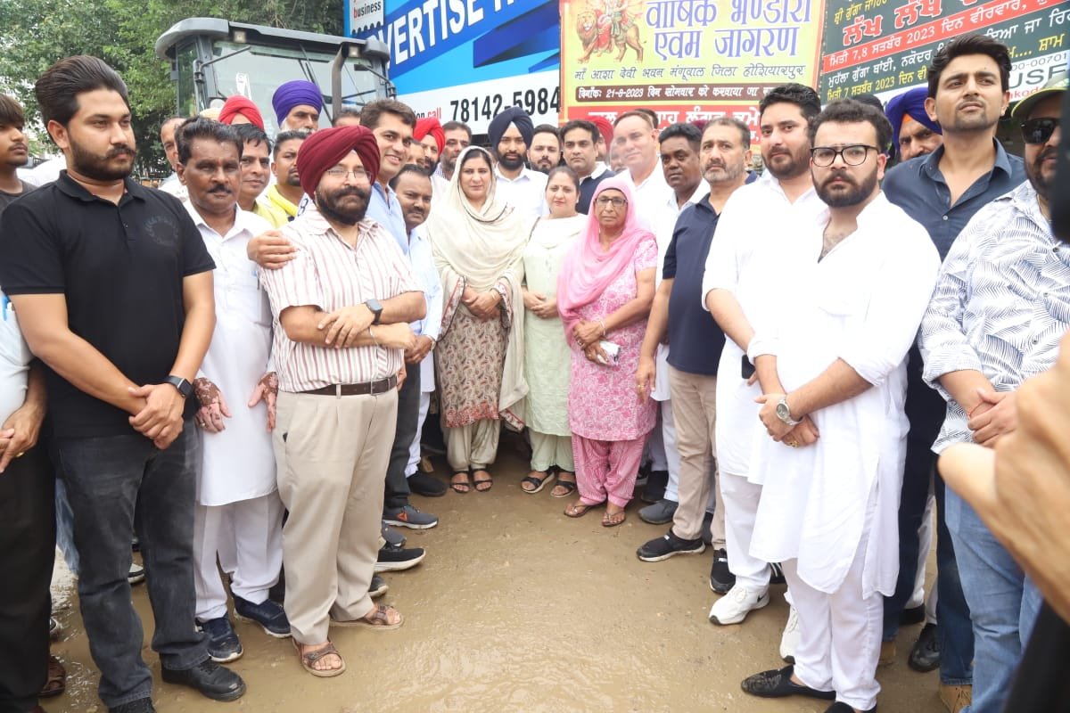 ਬੱਸ ਸਟੈਂਡ ਨਕੋਦਰ ਅੱਗੇ ਬਨਣ ਵਾਲੀ ਸੜਕ ਦਾ ਵਿਧਾਇਕਾਂ ਮਾਨ  ਨੇ ਕੀਤਾ ਉਦਘਾਟਨ । 