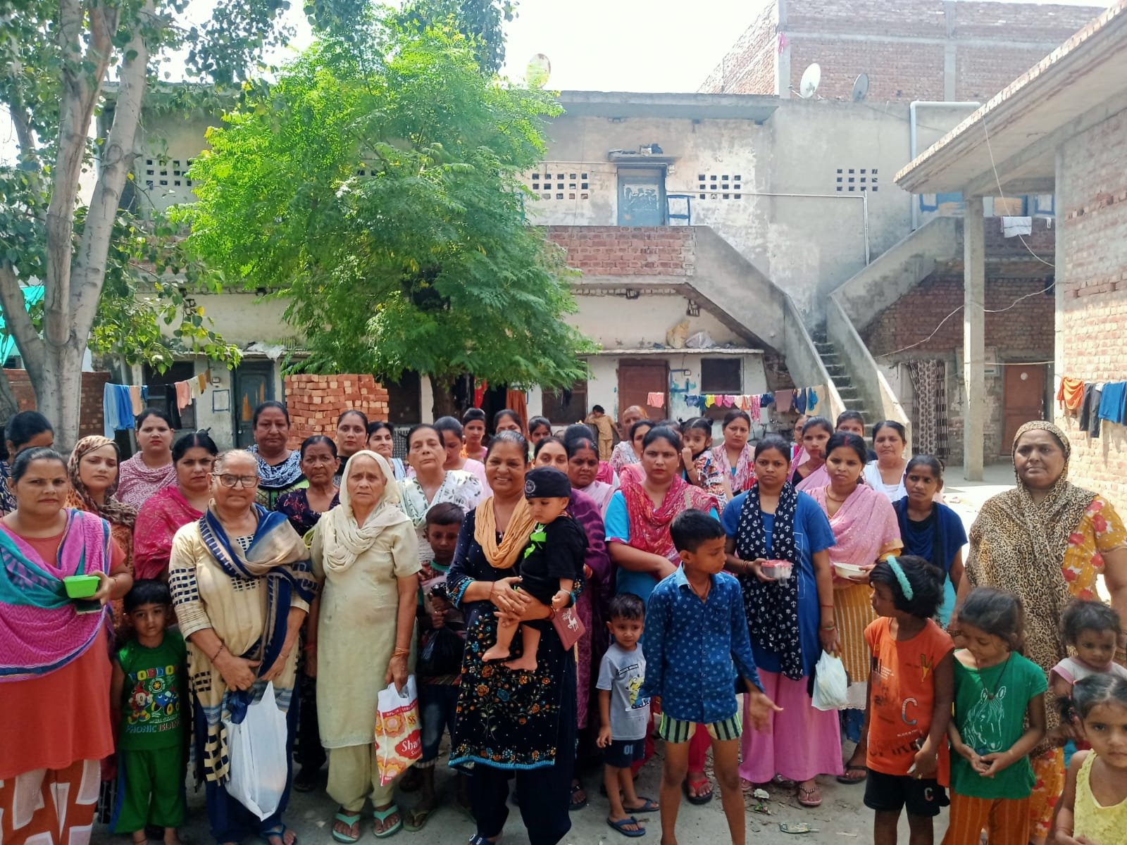 ਜ਼ਰੂਰਤ ਮੰਦ ਪਰਿਵਾਰਾਂ ਨੂੰ ਰਾਸ਼ਨ ਵੰਡਿਆ