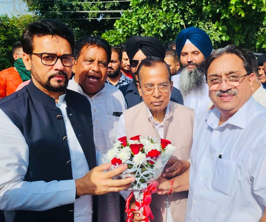 भाजपा प्रदेश उपाध्यक्ष राकेश राठौर ने केंद्रीय कैबिनेट मंत्री अनुराग ठाकुर  का फगवाड़ा पहुंचने पर किया पुष्पित अभिनंदन 