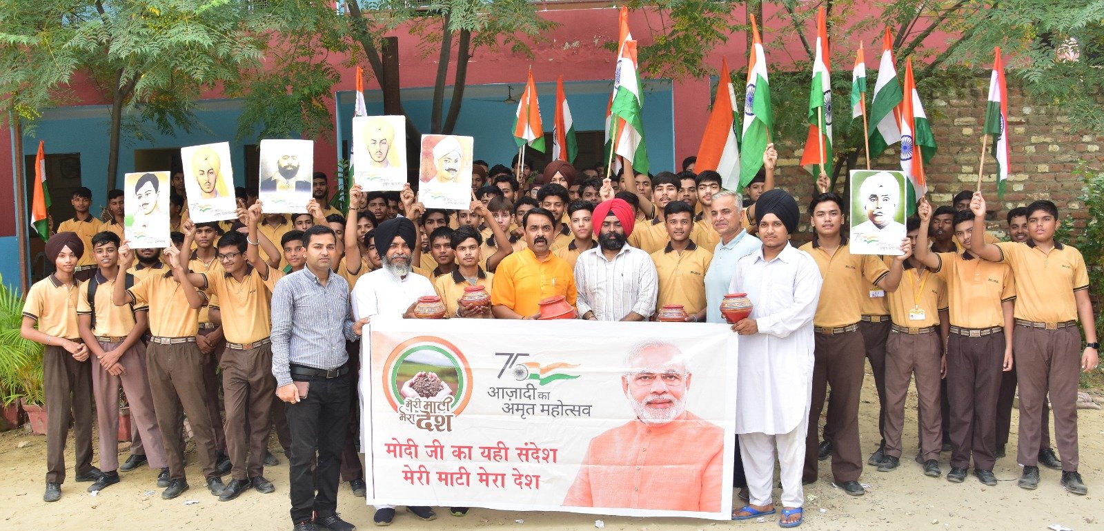 स्कूली बच्चों ने अपने घर-घर से माटी लाकर अमृत वाटिका के लिए डाला अपना योगदान।