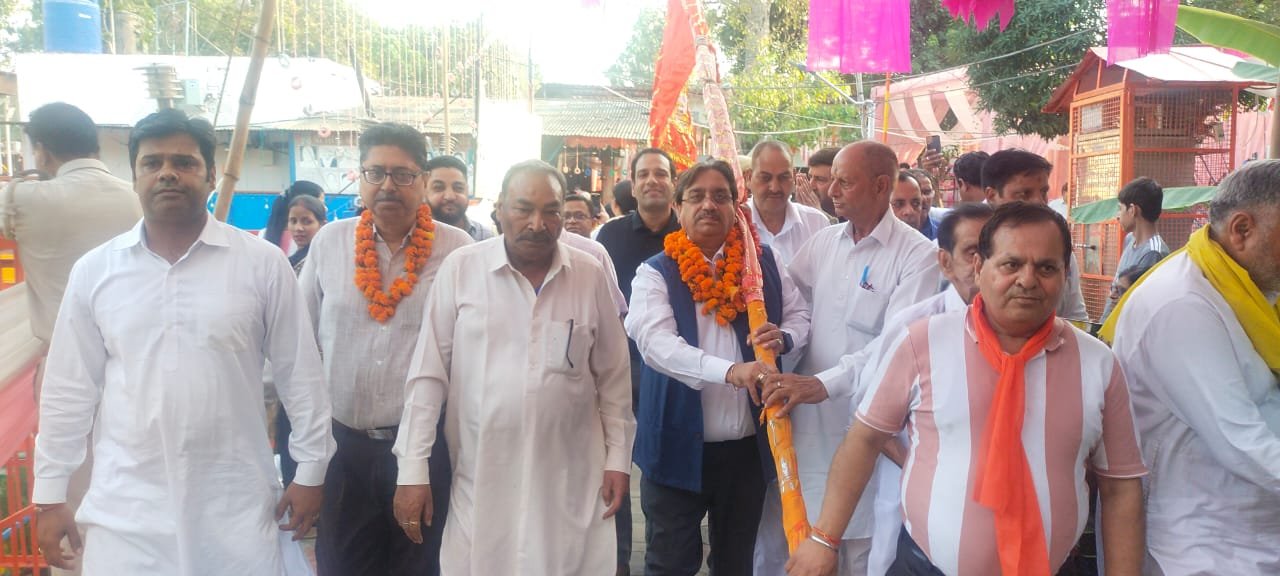 श्री सिद्ध बाबा सोढल मंदिर तालाब सेवा कमेटी की ओर से राकेश राठौर ने धार्मिक रीति रिवाज से ध्वजारोहण कर मेले की विधिवत शुरुआत की 