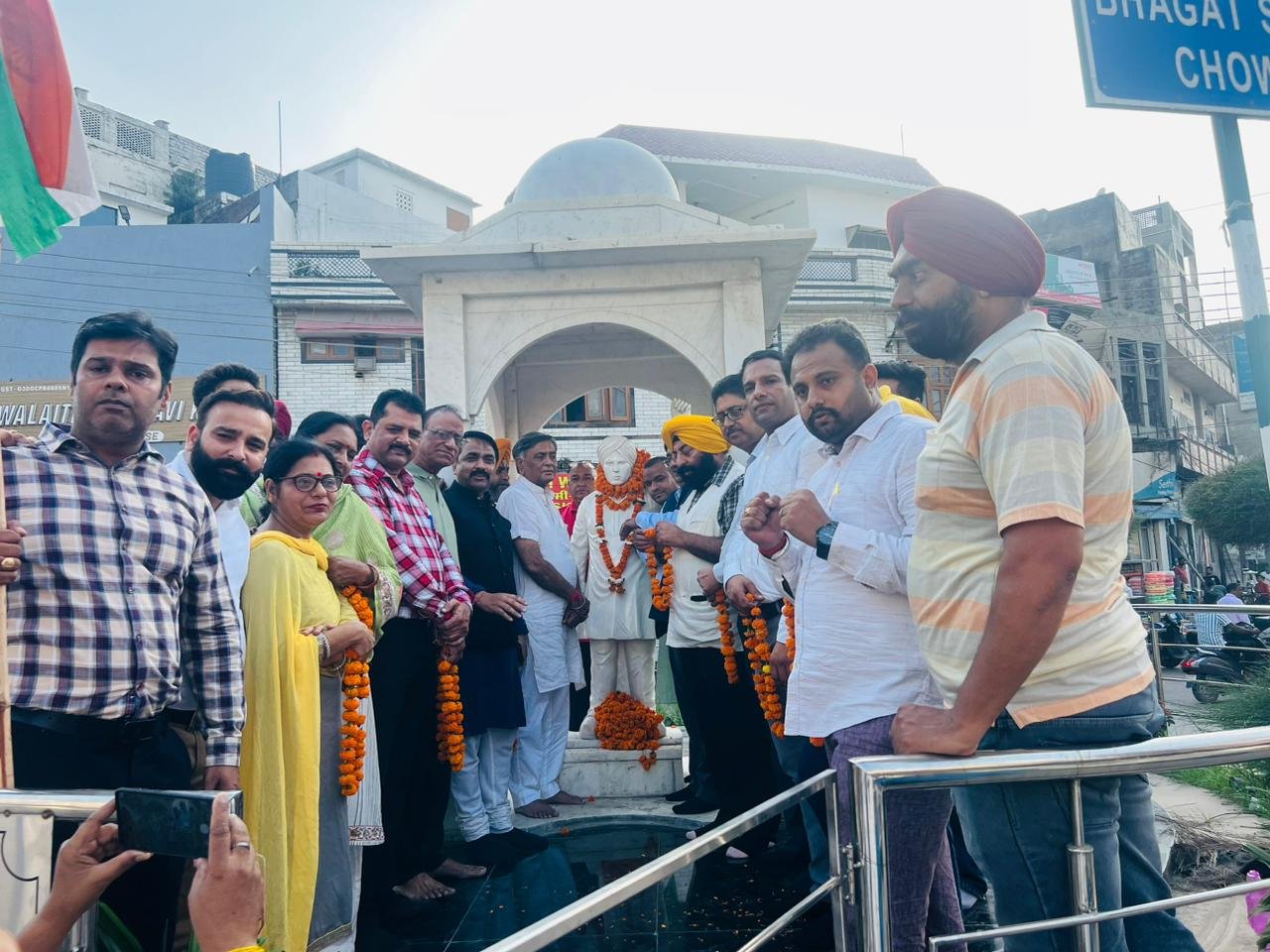 *जिला भाजपा द्वारा भगत सिंह के जन्मदिवस पर की पुष्पांजलि भेंट*