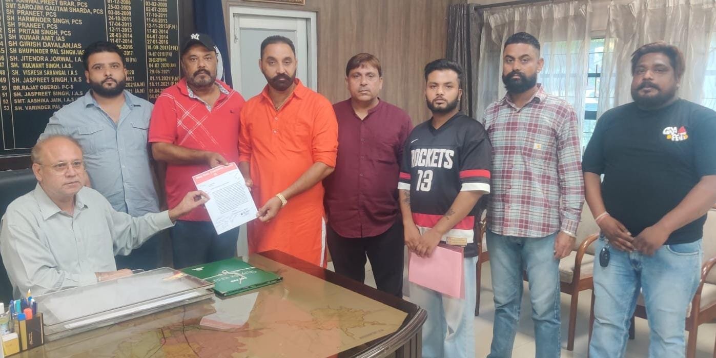 शिव सेना अखंड भारत की ओर से जालंधर के एडीसी वरिंदर सिंह बाजवा को महामहिम राष्ट्रपति के नाम पर एक ज्ञापन दिया