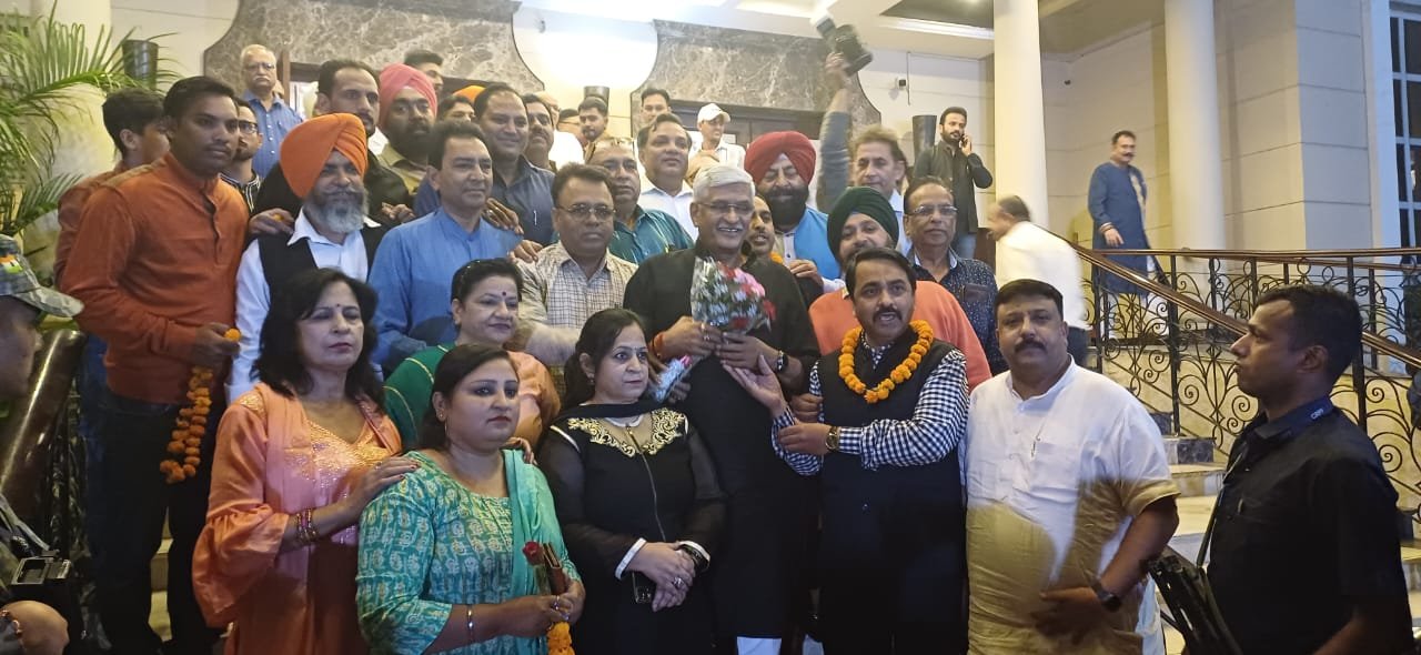 *केंद्रीय मंत्री गजेंद्र सिंह शेखावत का जालंधर पहुंचने पर भाजपा कार्यकर्ताओं ने किया स्वागत*