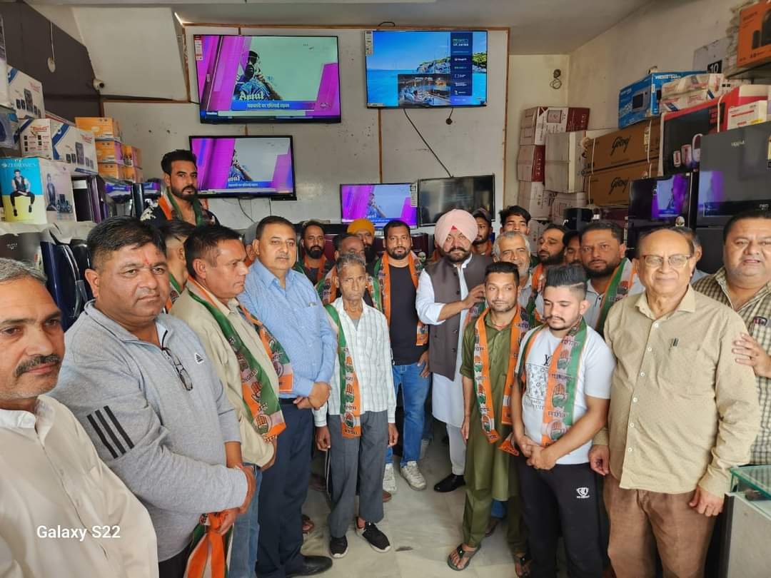 ਅਕਾਲੀ ਦਲ ਅਤੇ ਹੋਰ ਪਾਰਟੀਆਂ ਛੱਡ ਕੇ ਸ਼੍ਰੀ ਮਨਮਿੰਦਰ ਕੁਮਾਰ ਸਾਥੀਆਂ ਸਮੇਤ ਕਾਂਗਰਸ ਵਿੱਚ ਸ਼ਾਮਲ ਹੋਏ।