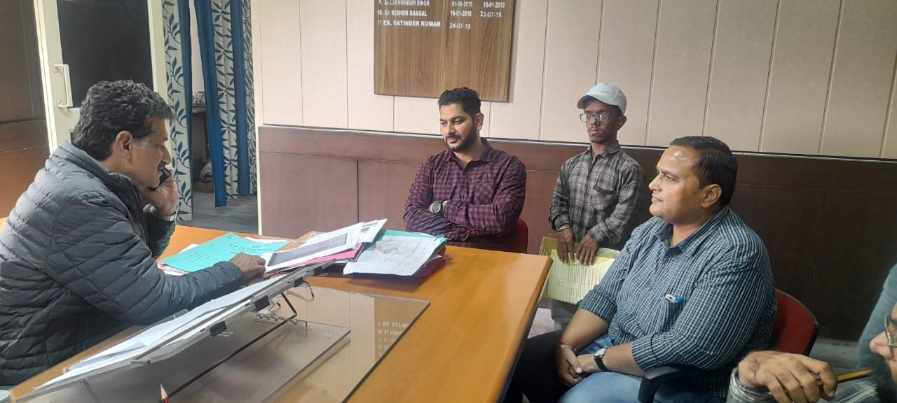 पानी की समस्या को लेकर नगर निगम पहुंचे राजेश ठाकुर