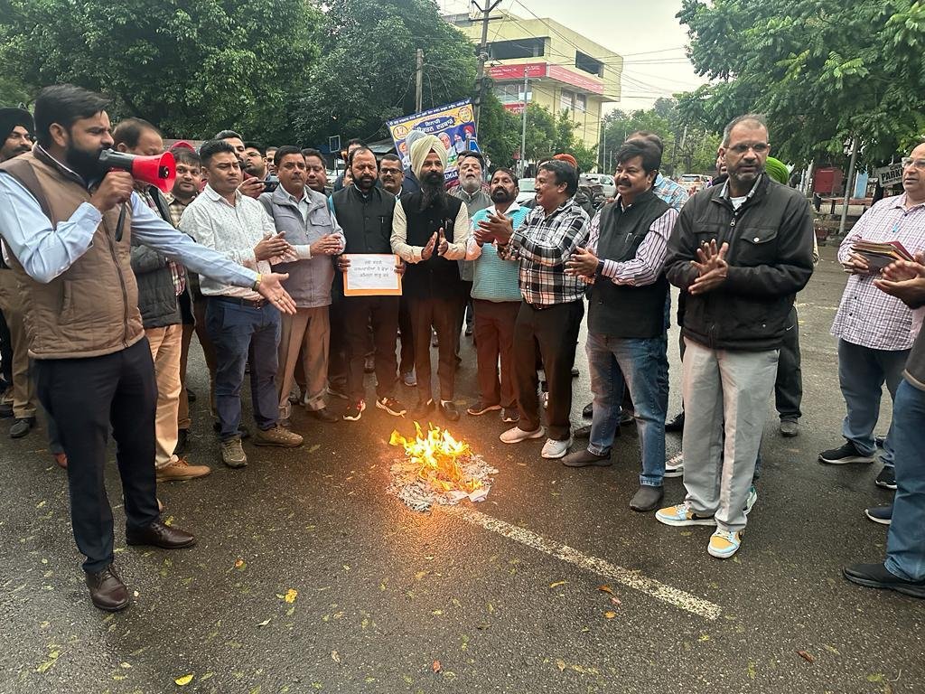 PSMSU ਵੱਲੋਂ ਪੰਜਾਬ ਸਰਕਾਰ ਵੱਲੋਂ ਪੁਰਾਣੀ ਪੈਨਸ਼ਨ ਬਹਾਲ ਕਰਨ ਸਬੰਧੀ ਜਾਰੀ ਕੀਤੇ ਅਧੂਰੇ ਨੋਟੀਫਿਕੇਸ਼ਨ ਦੀਆਂ ਕਾਪੀਆਂ ਸਾੜੀਆਂ।