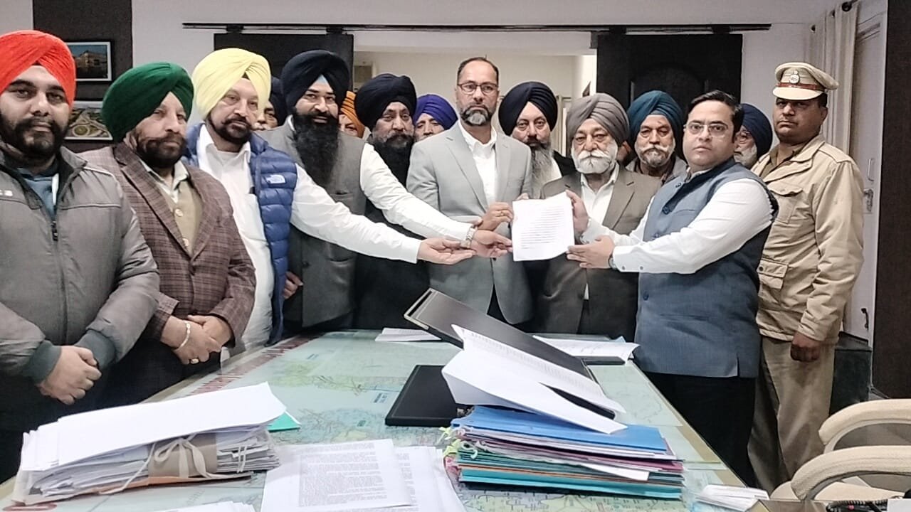 ਜਿਲਾ ਜਲੰਧਰ ਦੇ ਡਿਪਟੀ ਕਮਿਸ਼ਨਰ ਰਾਹੀ ਪੰਜਾਬ ਵਿੱਚ ਲੰਬੇ ਸਮੇ ਤੋ ਕਲੈਰੀਕਲ ਸਟਾਫ ਦੀ ਹੜਤਾਲ ਬਾਰੇ ਮੰਗ ਪੱਤਰ।