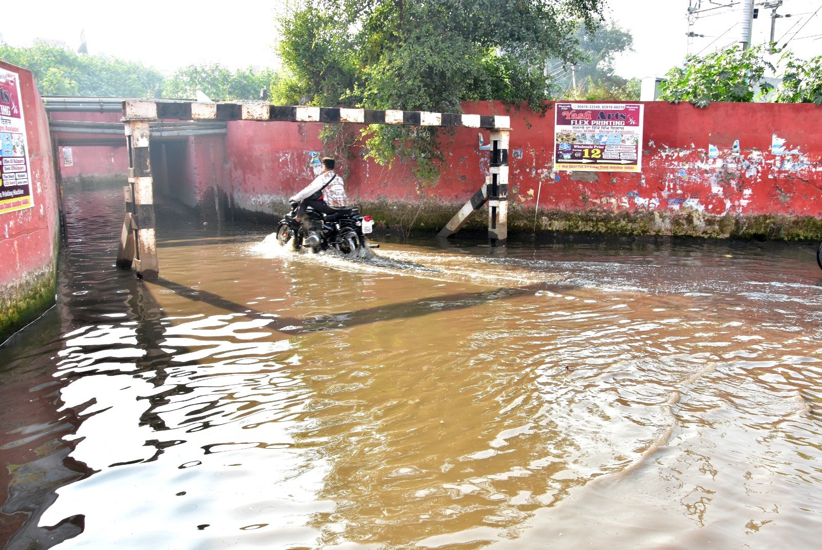 इकहरी पुली क्षेत्र की जनता सीवरेज जाम व कूड़े के ढेरों की समस्या को लेकर त्रस्त - किशन लाल शर्मा