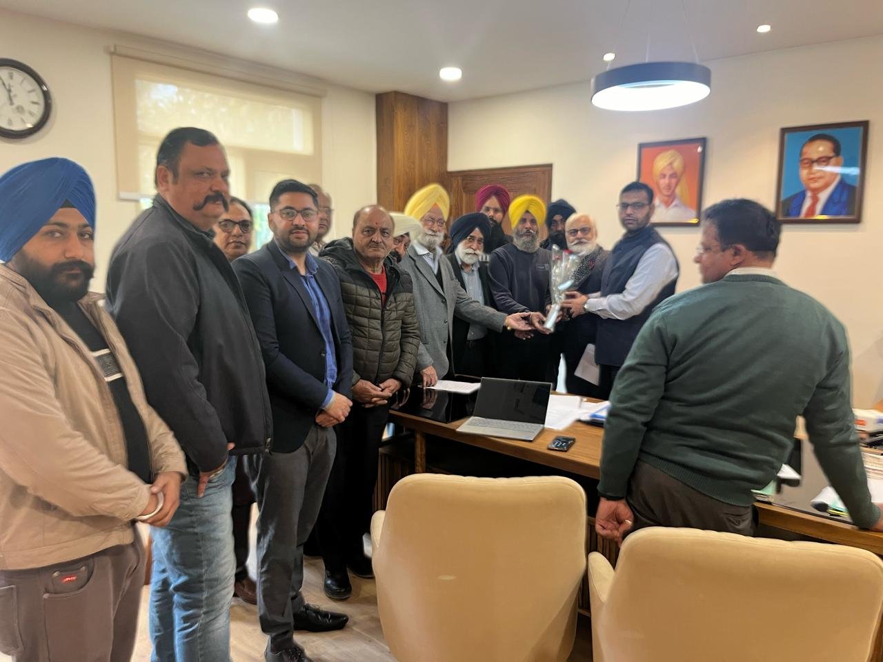 ਕਮਿਸ਼ਨਰ ਸ਼੍ਰੀ ਗੋਤਮ ਜੈਨ ਨੂੰ ਸ਼ਮਸ਼ਾਨ ਘਾਟ ਮਾਡਲ ਟਾਊਨ ਜਲੰਧਰ ਦੇ ਬਹਾਰ ਖੁੱਲੇ ਸੜਕ ਤੇ ਬਣੇ ਹੋਏ ਆਰਜ਼ੀ ਕੂੱੜੇ ਵਾਲੇ ਡੰਪ ਨੂੰ ਪੱਕੇ ਤੋਰ ਤੇ ਬੰਦ ਕਰਾਉਣ ਦੀ ਰੱਖੀ ਮੰਗ*