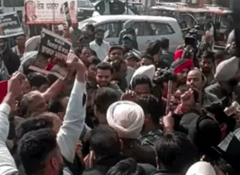 ਪੰਜਾਬ ਤੋਂ ਵੱਡੀ ਖ਼ਬਰ: 23 ਜ਼ਿਲ੍ਹਿਆਂ 'ਚ 117 ਥਾਵਾਂ 'ਤੇ ਲੱਗੇ ਜਾਮ, ਭਾਜਪਾ ਦਫ਼ਤਰ ਜਾਣ ਵਾਲੇ ਕਾਂਗਰਸੀਆਂ ਨਾਲ ਹੱਥੋਪਾਈ..