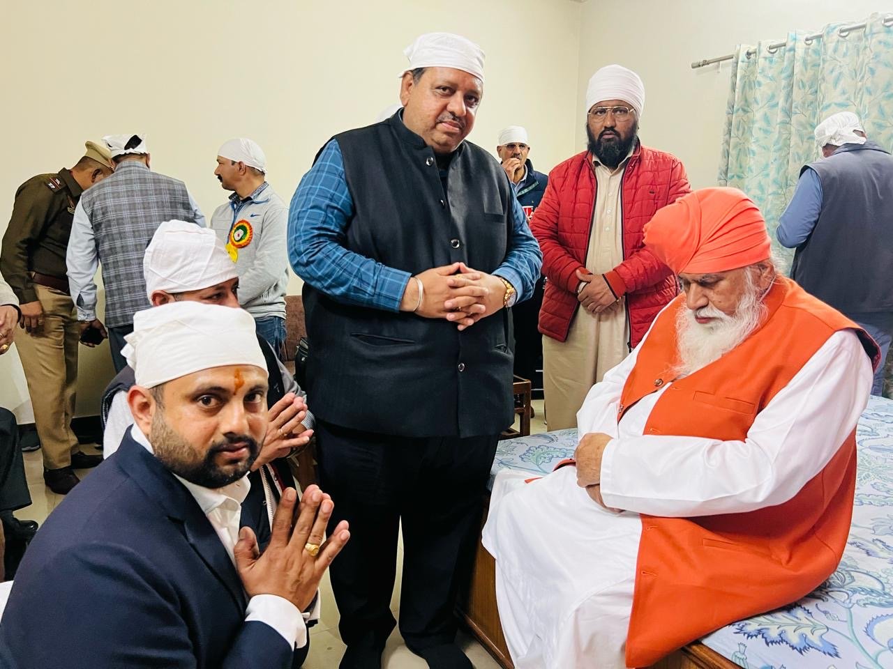 डेरासचखंड वल्ला प्रमुख संत निरंजन दास भकों के साथ वाराणसी रवाना ।