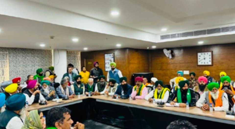 ਹੁਣੇ ਹੁਣੇ ਵੱਡੀ ਖ਼ਬਰ: SKM ਨੇ ਦਿੱਲੀ 'ਚ ਮਹਾਪੰਚਾਇਤ ਦਾ ਕੀਤਾ ਐਲਾਨ, 26 ਨੂੰ ਕੱਢੇਗਾ ਟਰੈਕਟਰ ਮਾਰਚ