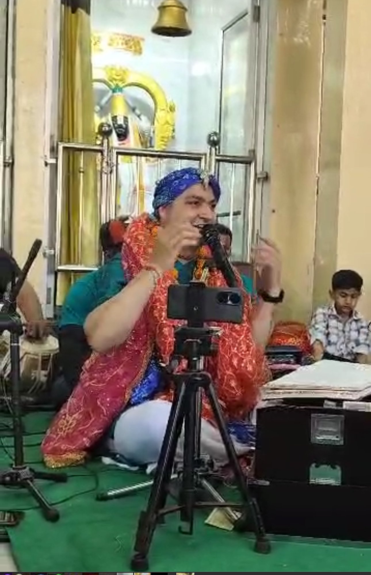 विनय मंदिर में होली का पर्व भजन और फूलों की वर्षा कर मनायी होली 