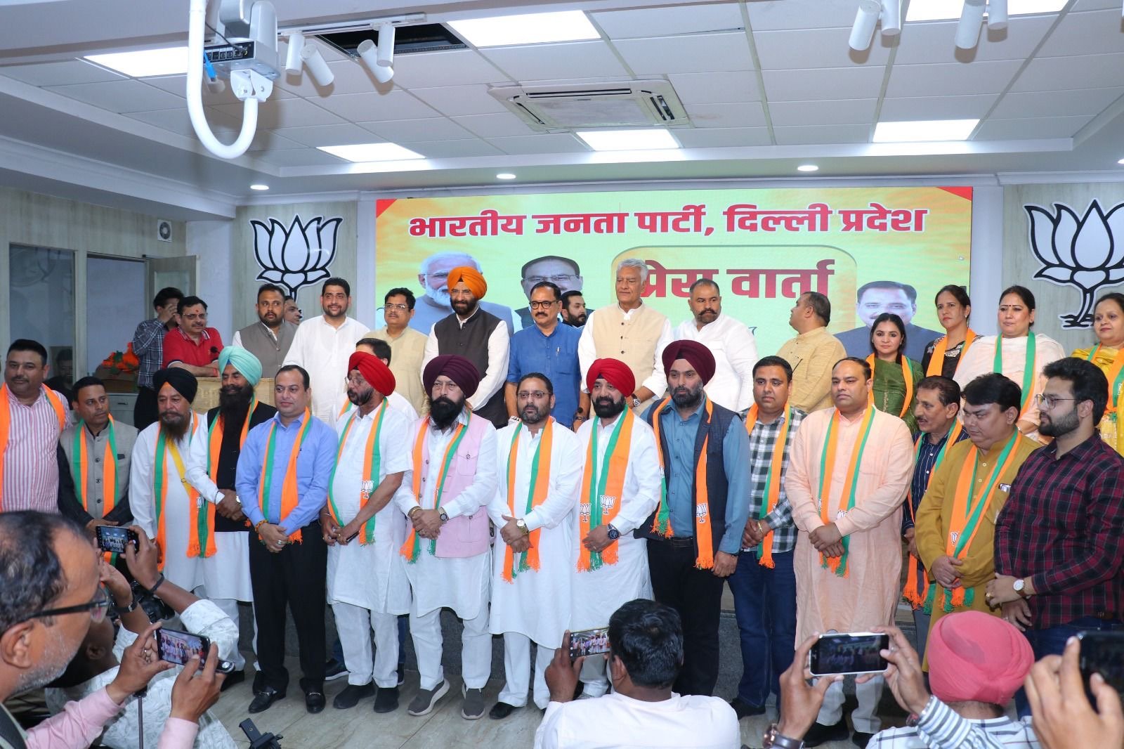 झाड़ू छोड़ जालन्धर लोकसभा मे आप के पार्षदो,पूर्व पार्षद,ब्लॉक प्रधान स्तर के नेताओं ने कमल थामा*