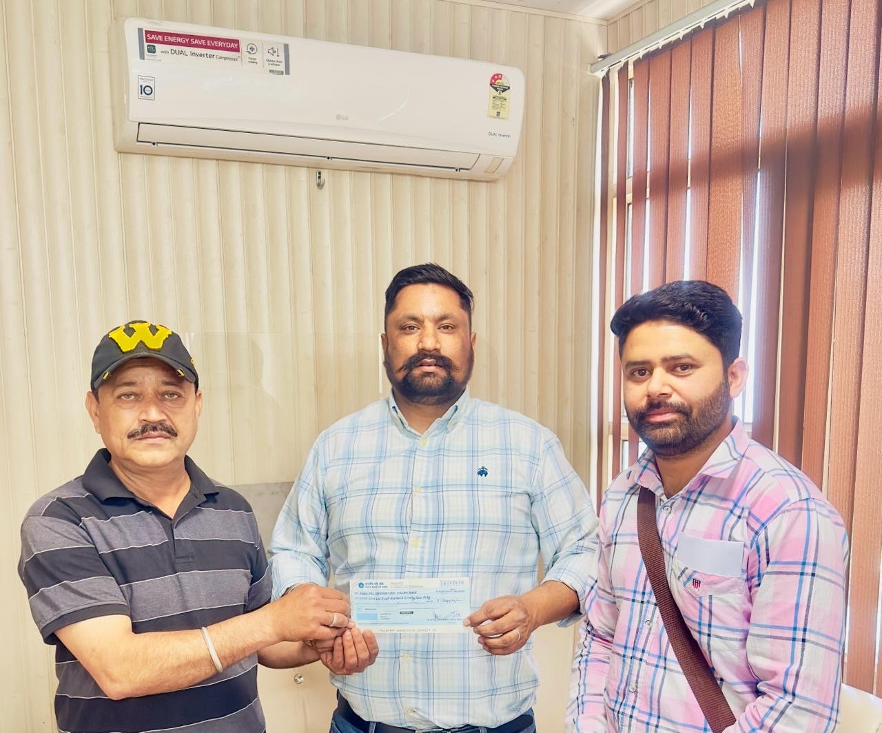 (*ਐੱਸ. ਡੀ. ਓ. ਪ੍ਰਸ਼ਾਂਤ ਕੁਮਾਰ ਜੀ ਨੂੰ ਸੌਂਪੇ 5,00,000/- ਰੁਪਏ ਦੇ ਚੈੱਕ*)