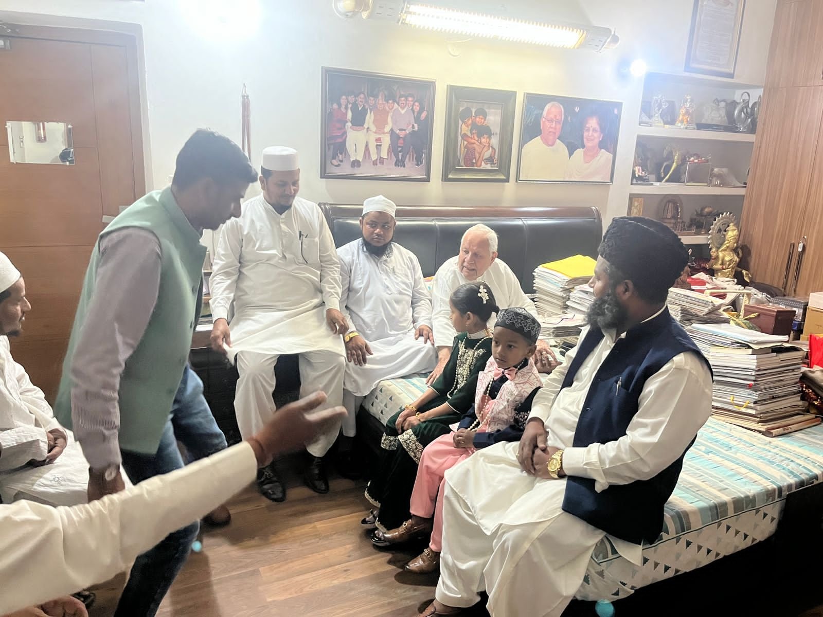  मोहम्मद अकबर अली जालंधरी ने साथियों संग मनाई  ईद ।