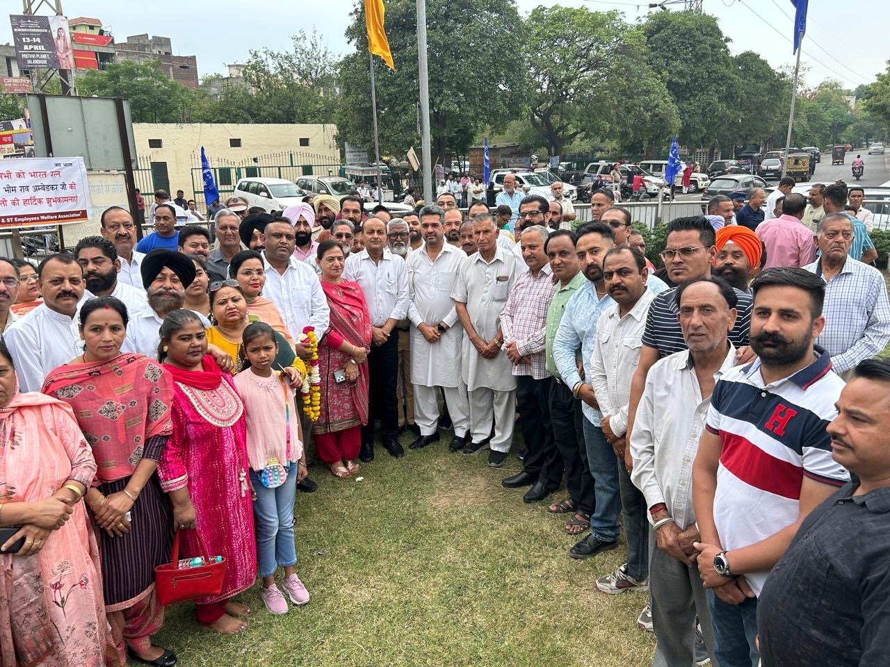 ਰਾਜਿੰਦਰ ਬੇਰੀ ਦੀ ਅਗਵਾਈ ਹੇਠ ਬਾਬਾ ਭੀਮ ਰਾਉ ਅੇਬੇਦਕਰ ਸਾਹਿਬ ਦੇ ਜਨਮ ਦਿਨ ਤੇ ਫੁੱਲ ਮਾਲਾ ਭੇੰਟ 