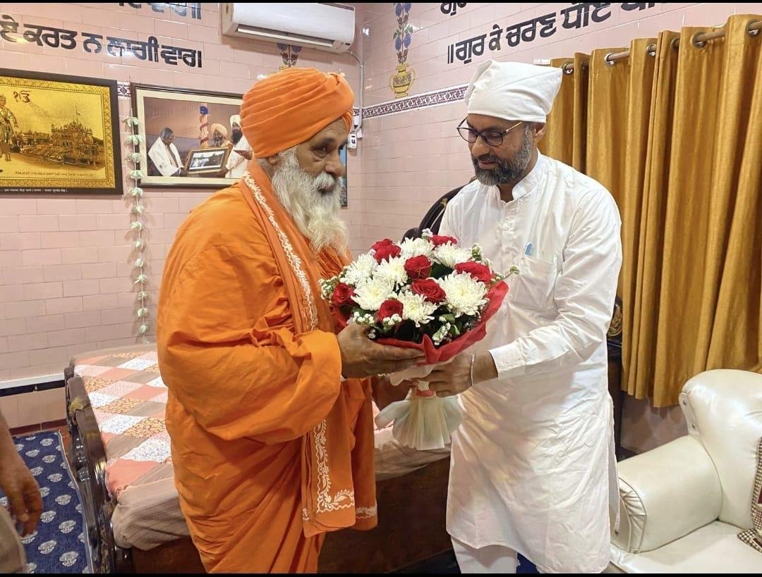 "ਆਪ"  ਪਾਰਟੀ ਦੇ ਉਮੀਦਵਾਰ ਸ੍ਰੀ ਪਵਨ ਕੁਮਾਰ ਟੀਨੂ ਜੀ ਪੋਹਚੇ ਨਿਰਮਲ ਕੁਟੀਆ ਸੀਚੇਵਾਲ