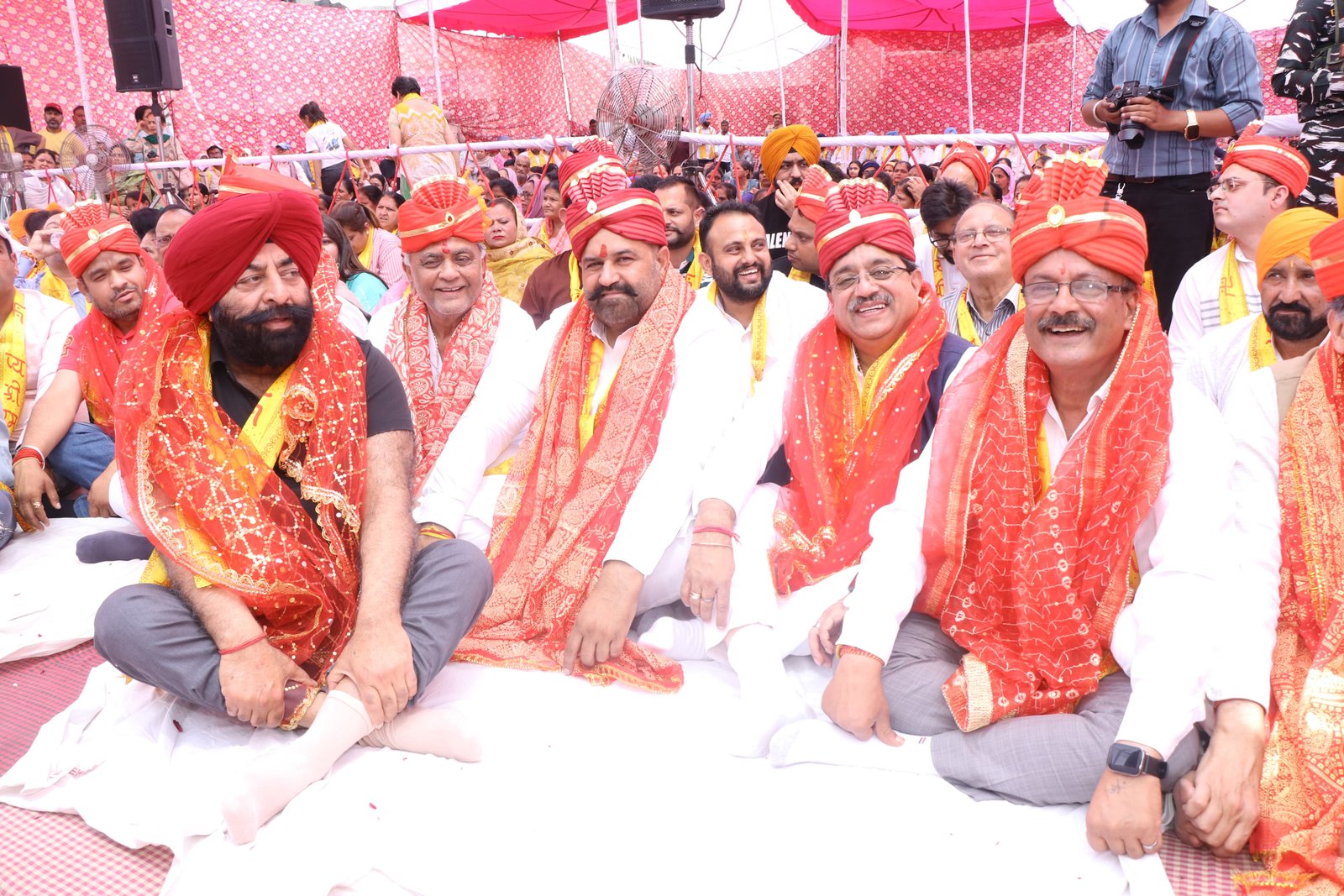 ਰਾਮ ਨੌਮੀ ਦੇ ਤਿਉਹਾਰ 'ਤੇ ਰਿੰਕੂ ਨੇ ਕਈ ਮੰਦਰਾਂ 'ਚ ਜਾ ਕੇ ਭਗਵਾਨ ਸ਼੍ਰੀ ਰਾਮ ਦਾ ਆਸ਼ੀਰਵਾਦ ਲਿਆ।