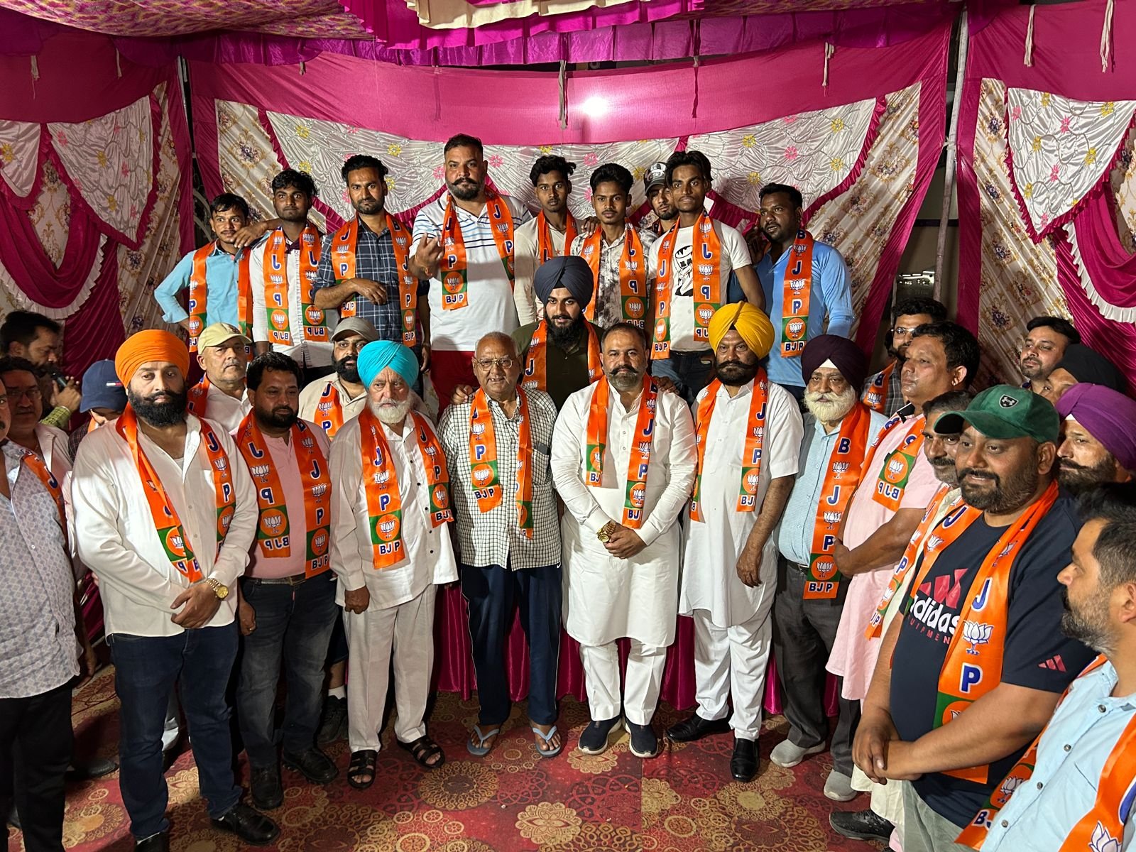 ਜਲੰਧਰ ਪੱਛਮੀ 'ਚ ਕਾਂਗਰਸ ਬੈਕਫੁੱਟ 'ਤੇ, ਰਿੰਕੂ ਨੇ ਦਿੱਤਾ ਜ਼ੋਰਦਾਰ ਝਟਕਾ  ਕਈ ਕਾਂਗਰਸੀ ਵਰਕਰ ਭਾਜਪਾ 'ਚ ਸ਼ਾਮਲ, ਸੰਸਦ ਮੈਂਬਰ ਰਿੰਕੂ ਨੇ ਕਿਹਾ- ਸੂਬੇ ਦੀਆਂ ਸਾਰੀਆਂ 13 ਸੀਟਾਂ 'ਤੇ ਖਿੜੇਗਾ ਕਮਲ