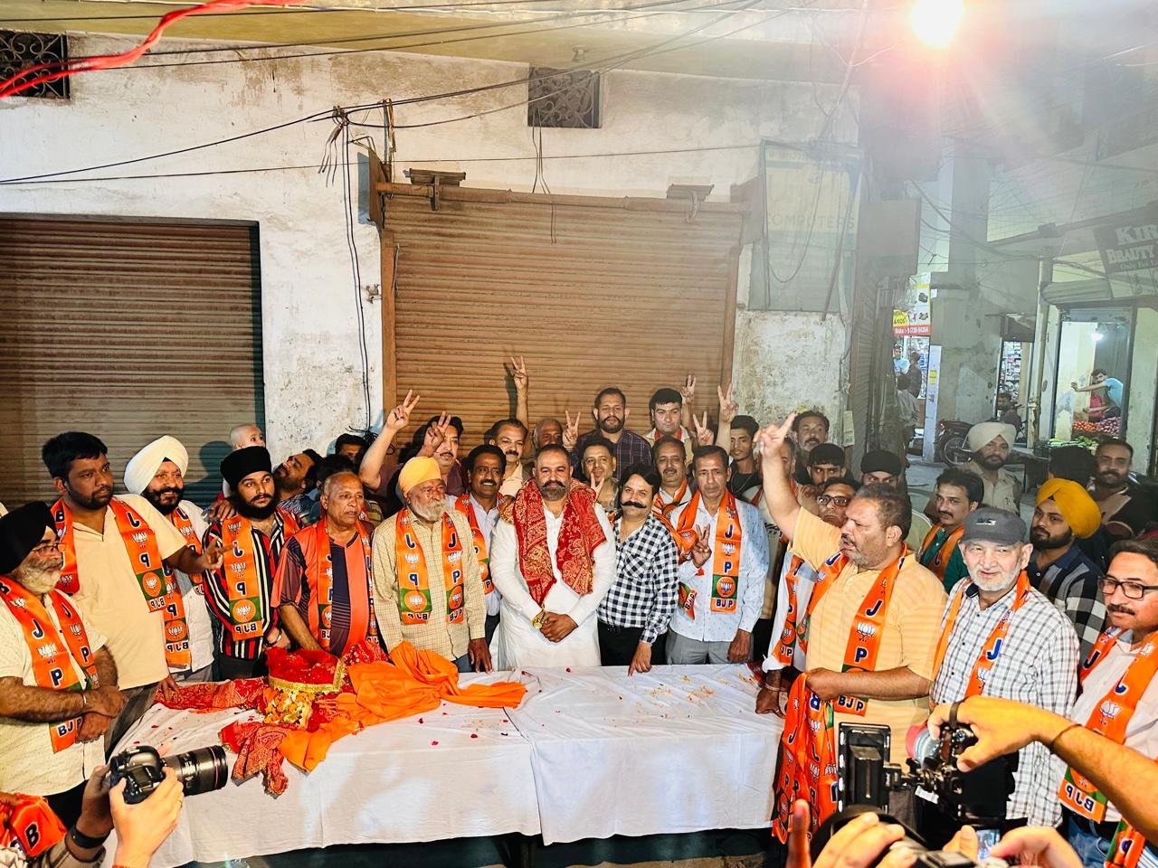 वेस्ट विधानसभा हलके में लोगों ने सुशील रिंकू को दिया भारी समर्थन, चुनाव प्रचार में उमड़ा जनसैलाब     व्यापारियों और कारोबारी ने भाजपा के समर्थन में दिखाई एकजुटता, बाहरी नेताओं को नकारा 