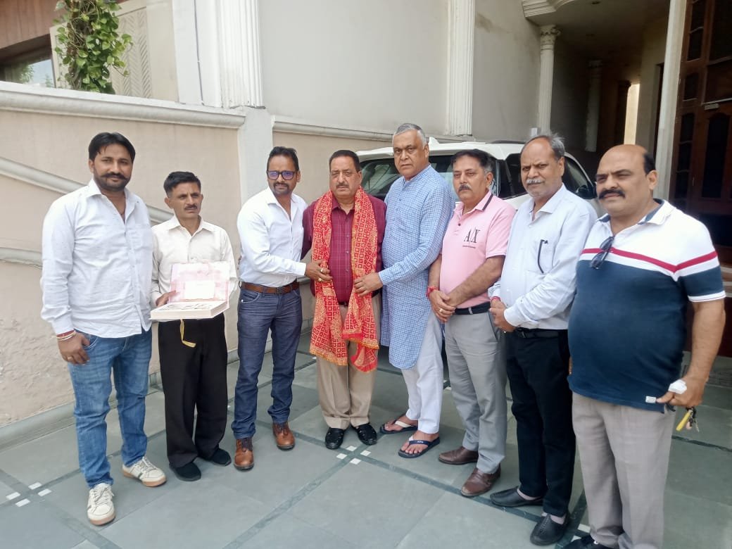 *ट्रांसपोर्टर विजय प्रभाकर को प्रदेश भाजपा ट्रांसपोर्ट सैल के  को-कन्वीनर नियुक्त होने पर केडी भंडारी ने किया सम्मान*