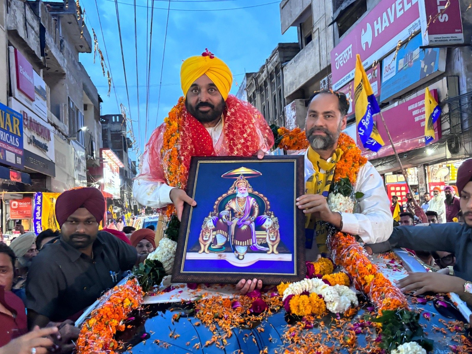 भगवंत मान ने कहा, हम आपकी तरह ही आम लोग हैं, इसलिए आपके दुख दर्द को अच्छे से समझते हैं, हमारे उम्मीदवार को जीताएं वह संसद में आपकी बुलंद आवाज बनेंगे 