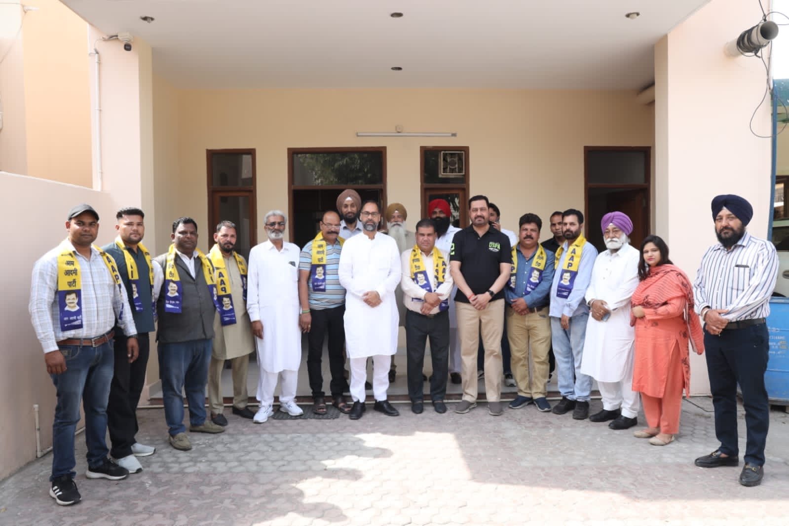 ਕਾਂਗਰਸੀ ਆਗੂ ਕੇਵਲ ਕਿਸ਼ਨ ਕਾਲਾ ਆਪਣੇ ਸਾਥੀਆਂ ਸਮੇਤ ਆਮ ਆਦਮੀ ਪਾਰਟੀ ਵਿਚ ਸ਼ਾਮਿਲ