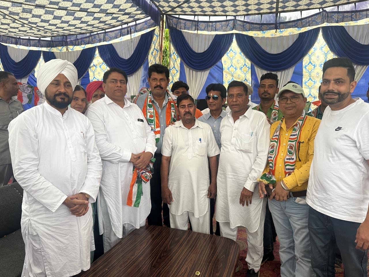 ਨਕੋਦਰ ਹਲਕੇ ਵਿੱਚ ਕੌਂਸਲਰ ਸਮੇਤ ਮੋਹਤਵਰ ਲੋਕਾਂ ਨੇ ਆਮ ਆਦਮੀ ਪਾਰਟੀ ਛੱਡ ਕਾਂਗਰਸ ਦੇ ਹੱਥ ਨਾਲ ਹੱਥ ਮਿਲਾਇਆ 