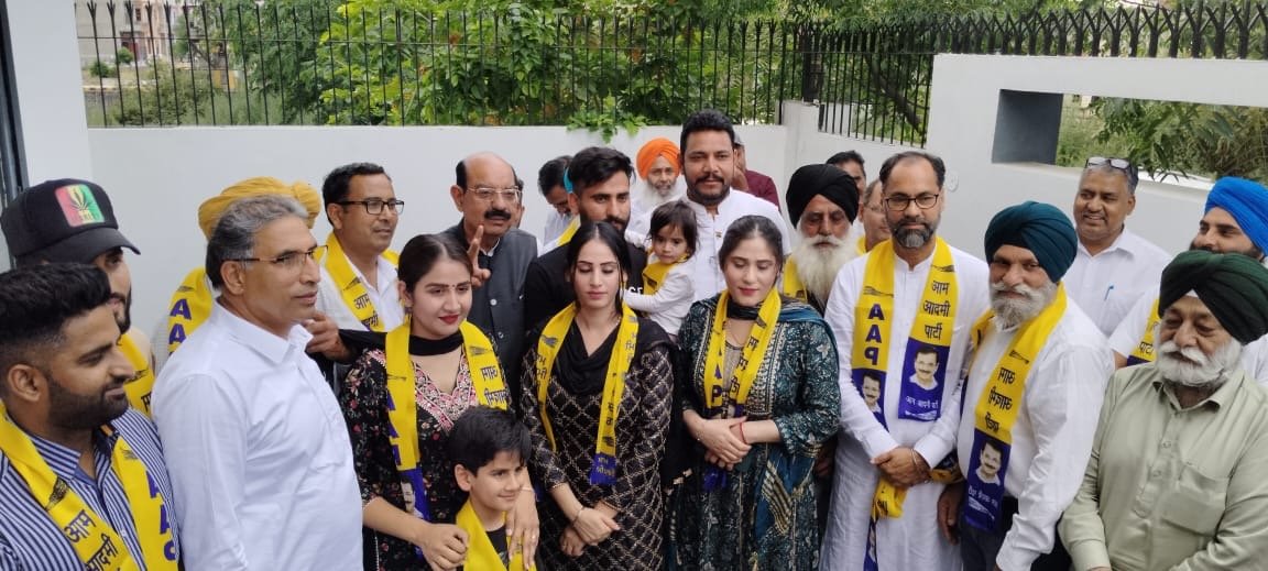 भ्रष्ट राजनीति से परेशान होकर 'आप' को साफ़ करने आया हूँ - पवन टीनू