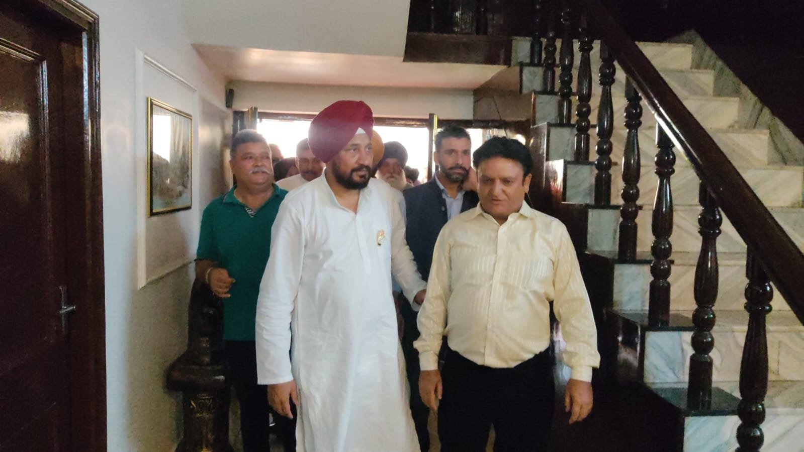 पूर्ब ज़िला प्रधान बलराज ठाकुर को मिलने  उनके घर पहुँचे पूर्ब मुख्यमंत्री चरणजीत सिंह चन्नी