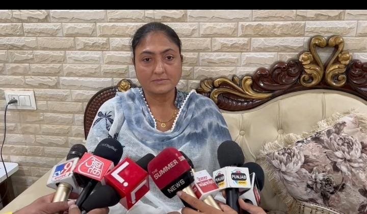 * ਆਮ ਆਦਮੀ ਪਾਰਟੀ ਆਗੂ ਰਾਜਵਿੰਦਰ ਕੌਰ ਦਾ ਭਾਜਪਾ ਉਮੀਦਵਾਰ 'ਤੇ ਜ਼ਬਰਦਸਤ ਪ੍ਰਤੀਕ੍ਰਮ